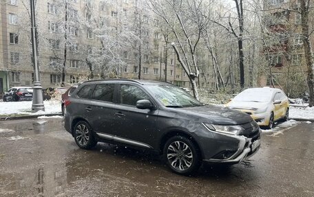 Mitsubishi Outlander III рестайлинг 3, 2022 год, 3 200 000 рублей, 8 фотография