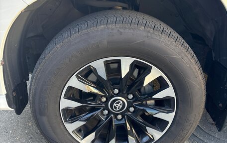 Toyota Land Cruiser Prado 150 рестайлинг 2, 2020 год, 6 800 000 рублей, 13 фотография