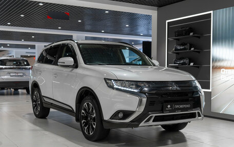 Mitsubishi Outlander III рестайлинг 3, 2021 год, 2 175 000 рублей, 2 фотография