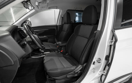 Mitsubishi Outlander III рестайлинг 3, 2021 год, 2 175 000 рублей, 9 фотография