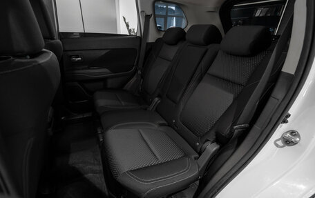 Mitsubishi Outlander III рестайлинг 3, 2021 год, 2 175 000 рублей, 12 фотография