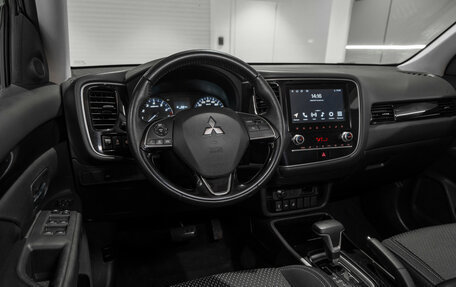 Mitsubishi Outlander III рестайлинг 3, 2021 год, 2 175 000 рублей, 7 фотография