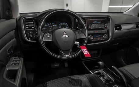 Mitsubishi Outlander III рестайлинг 3, 2017 год, 2 190 000 рублей, 7 фотография