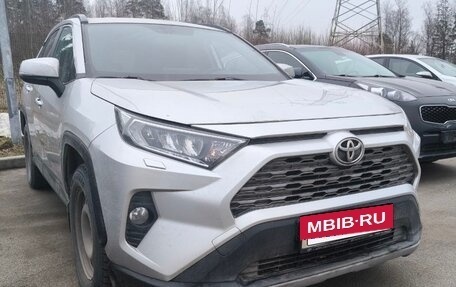 Toyota RAV4, 2021 год, 2 240 000 рублей, 4 фотография