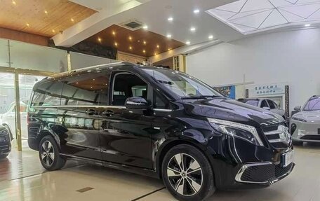 Mercedes-Benz V-Класс, 2024 год, 7 210 000 рублей, 2 фотография