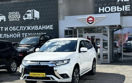 Mitsubishi Outlander III рестайлинг 3, 2022 год, 2 700 000 рублей, 3 фотография