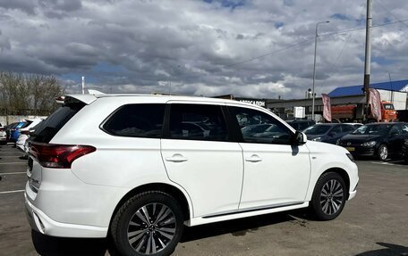 Mitsubishi Outlander III рестайлинг 3, 2022 год, 2 700 000 рублей, 8 фотография