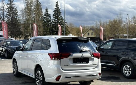 Mitsubishi Outlander III рестайлинг 3, 2022 год, 2 700 000 рублей, 5 фотография