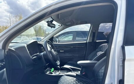 Mitsubishi Outlander III рестайлинг 3, 2022 год, 2 700 000 рублей, 11 фотография