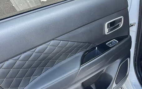 Mitsubishi Outlander III рестайлинг 3, 2023 год, 14 фотография