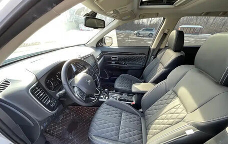 Mitsubishi Outlander III рестайлинг 3, 2023 год, 18 фотография