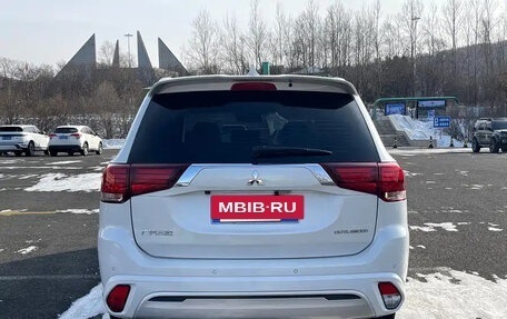 Mitsubishi Outlander III рестайлинг 3, 2023 год, 11 фотография