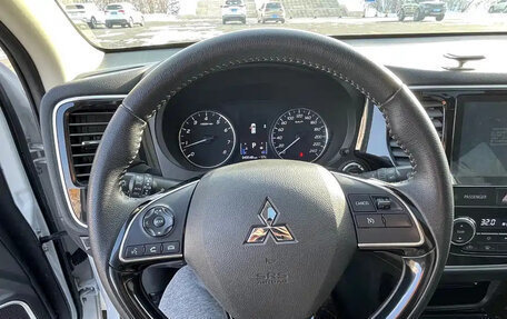 Mitsubishi Outlander III рестайлинг 3, 2023 год, 19 фотография