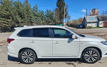 Mitsubishi Outlander III рестайлинг 3, 2022 год, 2 800 000 рублей, 3 фотография