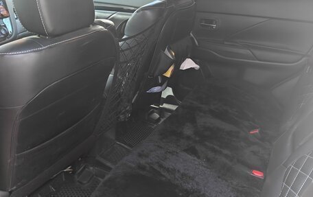 Mitsubishi Outlander III рестайлинг 3, 2022 год, 2 800 000 рублей, 9 фотография