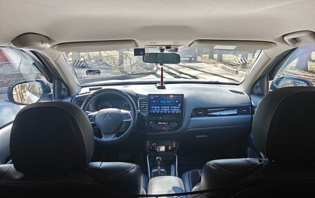 Mitsubishi Outlander III рестайлинг 3, 2022 год, 2 800 000 рублей, 8 фотография