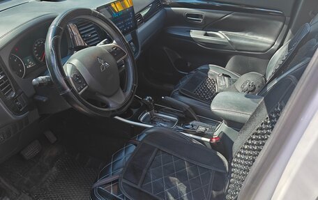 Mitsubishi Outlander III рестайлинг 3, 2022 год, 2 800 000 рублей, 10 фотография