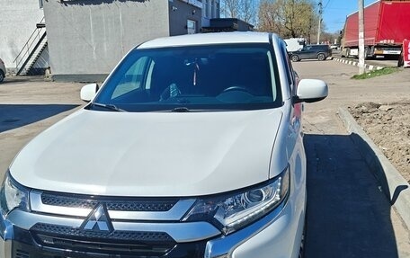 Mitsubishi Outlander III рестайлинг 3, 2022 год, 2 800 000 рублей, 2 фотография