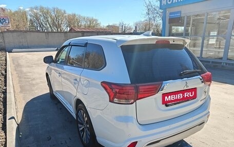 Mitsubishi Outlander III рестайлинг 3, 2022 год, 2 800 000 рублей, 5 фотография