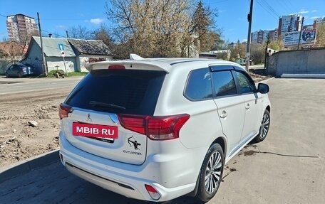 Mitsubishi Outlander III рестайлинг 3, 2022 год, 2 800 000 рублей, 4 фотография