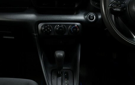 Toyota Yaris, 2020 год, 1 170 000 рублей, 14 фотография