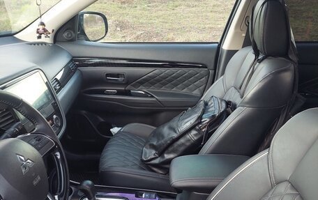 Mitsubishi Outlander III рестайлинг 3, 2022 год, 3 200 000 рублей, 8 фотография
