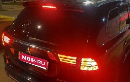 Mitsubishi Outlander III рестайлинг 3, 2022 год, 3 200 000 рублей, 4 фотография