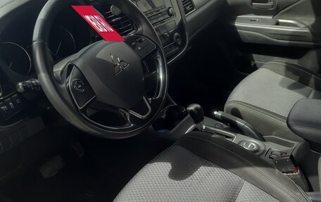 Mitsubishi Outlander III рестайлинг 3, 2016 год, 1 690 000 рублей, 4 фотография