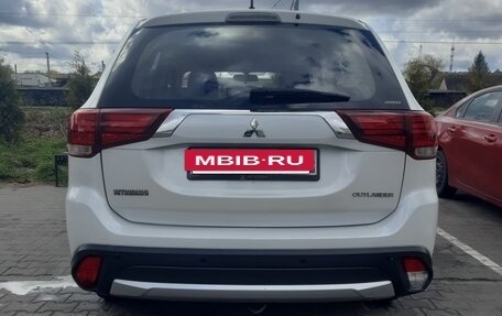 Mitsubishi Outlander III рестайлинг 3, 2016 год, 1 690 000 рублей, 2 фотография