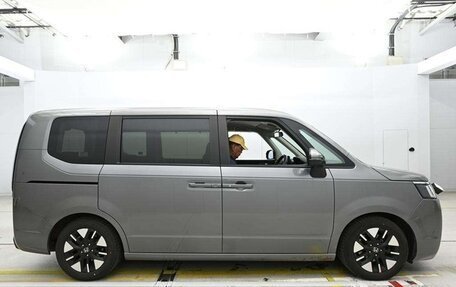 Honda Stepwgn, 2023 год, 2 090 000 рублей, 5 фотография