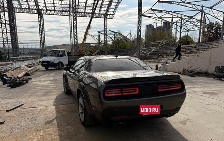 Dodge Challenger III рестайлинг 2, 2018 год, 2 350 000 рублей, 3 фотография