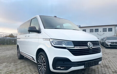 Volkswagen Caravelle T6 рестайлинг, 2023 год, 4 990 000 рублей, 2 фотография
