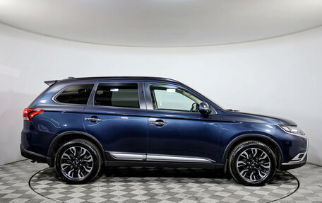 Mitsubishi Outlander III рестайлинг 3, 2021 год, 2 889 000 рублей, 4 фотография