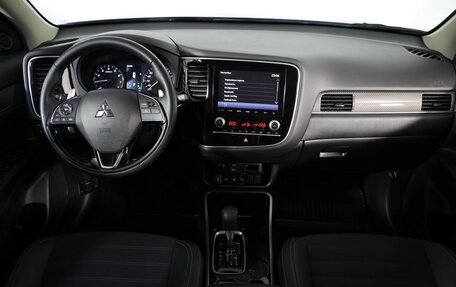 Mitsubishi Outlander III рестайлинг 3, 2021 год, 2 889 000 рублей, 9 фотография