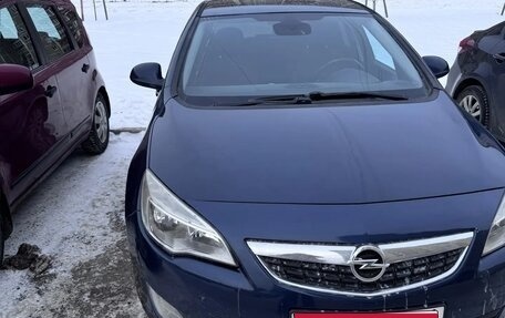 Opel Astra J, 2011 год, 700 000 рублей, 1 фотография