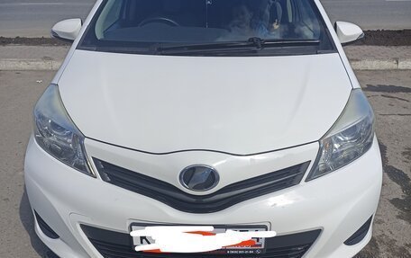 Toyota Vitz, 2013 год, 900 000 рублей, 2 фотография