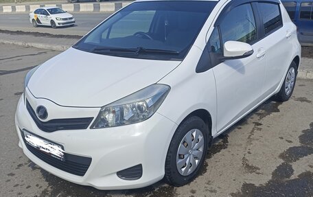 Toyota Vitz, 2013 год, 900 000 рублей, 3 фотография