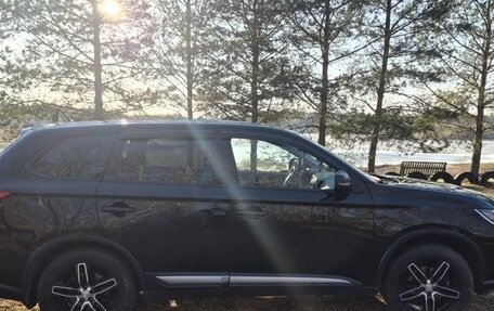 Mitsubishi Outlander III рестайлинг 3, 2016 год, 1 550 000 рублей, 3 фотография