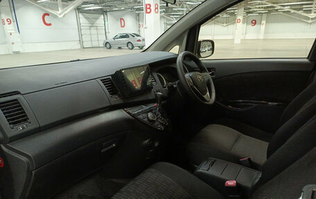 Toyota ISis I, 2013 год, 1 350 000 рублей, 11 фотография