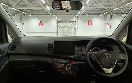 Toyota ISis I, 2013 год, 1 350 000 рублей, 14 фотография