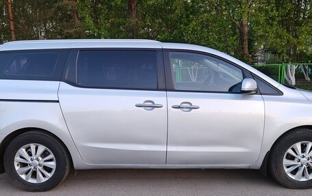 KIA Carnival III, 2017 год, 2 327 000 рублей, 3 фотография