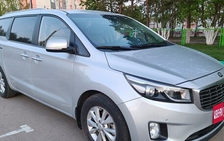KIA Carnival III, 2017 год, 2 327 000 рублей, 2 фотография