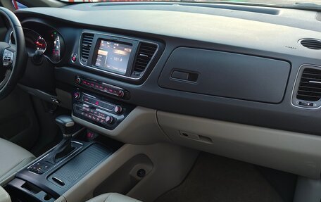 KIA Carnival III, 2017 год, 2 327 000 рублей, 30 фотография