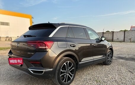 Volkswagen T-Roc I, 2021 год, 2 250 000 рублей, 2 фотография