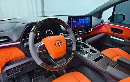 Toyota Sienna, 2024 год, 8 280 000 рублей, 12 фотография