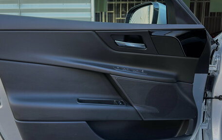 Jaguar XE I рестайлинг, 2018 год, 2 500 000 рублей, 21 фотография