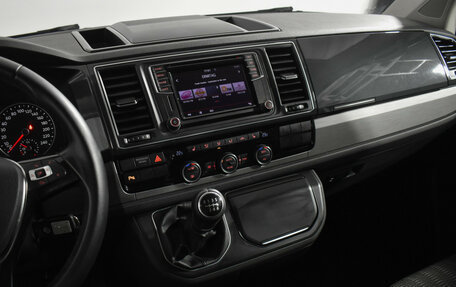 Volkswagen Caravelle T6 рестайлинг, 2018 год, 2 580 000 рублей, 19 фотография