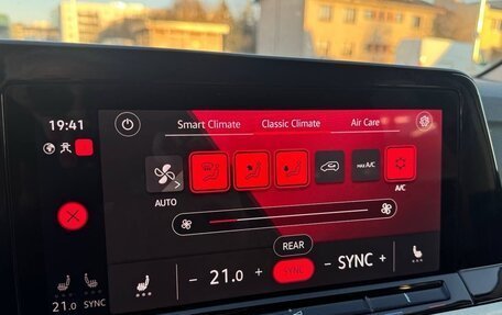 Volkswagen Golf VIII, 2023 год, 2 060 000 рублей, 20 фотография