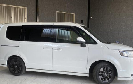 Honda Stepwgn, 2022 год, 1 960 000 рублей, 4 фотография