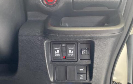 Honda Stepwgn, 2022 год, 1 960 000 рублей, 15 фотография